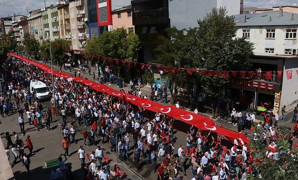 Bingöl'de 209 metre uzunluğunda Türk bayrağını taşıyan vatandaşlar, teröre tepki gösterdi.