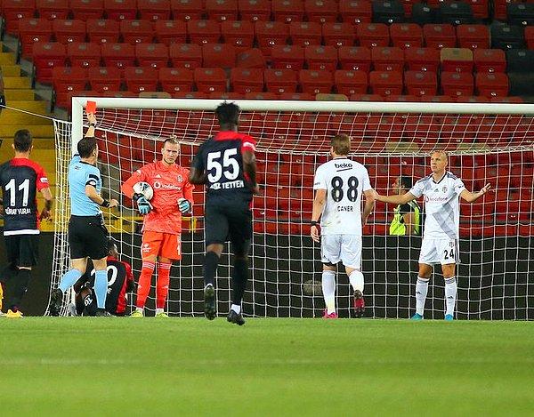 Maçın henüz 6. dakikada rakibini ceza sahasında indiren Vida, kırmızı kart görürken Gazişehir de penaltı kazandı.
