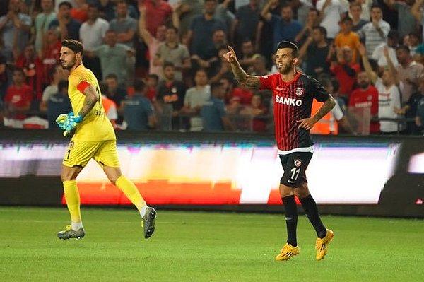 Beşiktaş, beraberlik golü için devreye hızlı başlasa da 58'de Güray Vural'ın şık golüyle Gazişehir farkı ikiye çıkardı.