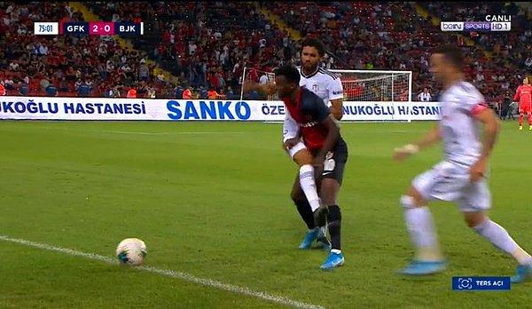 75. dakikada girdiği ikili mücadelenin ardından birbirine dirsek ve tekme atan Elneny ve Kayode, kırmızı kart görünce Gazişehir 10, Beşiktaş 9 kişi kaldı.