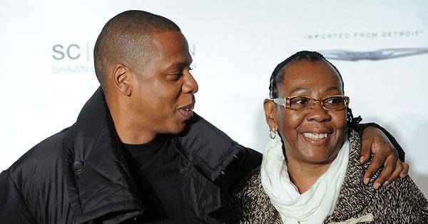 2. Beyonce'nin eşi Jay-Z’nin annesi lezbiyen olduğunu açıklamış ve hatta oğluyla birlikte LGBT yanlısı bir şarkı sürprizi bile yapmıştı.