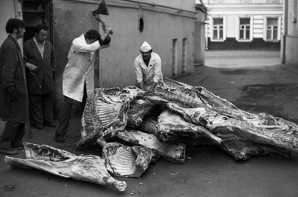 1. Обратите внимание, в каких антисанитарных условиях разделываются туши.