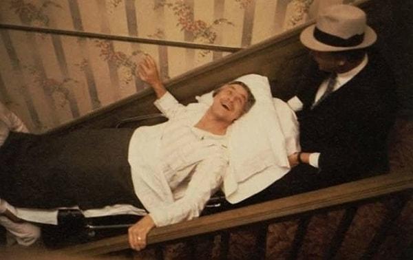 11. The Godfather'da Vito Corleone'ın merdivenden çıkarıldığı sahnede, Marlon Brando diğer oyunculara şaka yapmak için yatağının altına ağırlık koydu.