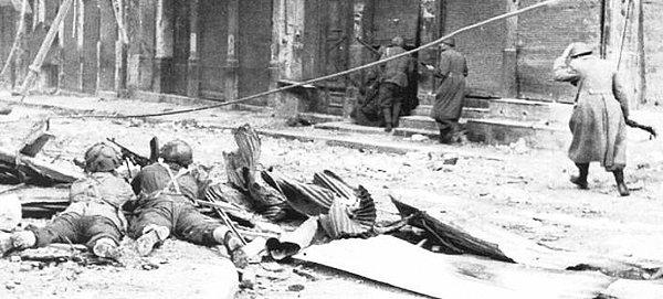 1949 - Yunanistan'da iç savaş sona erdi.