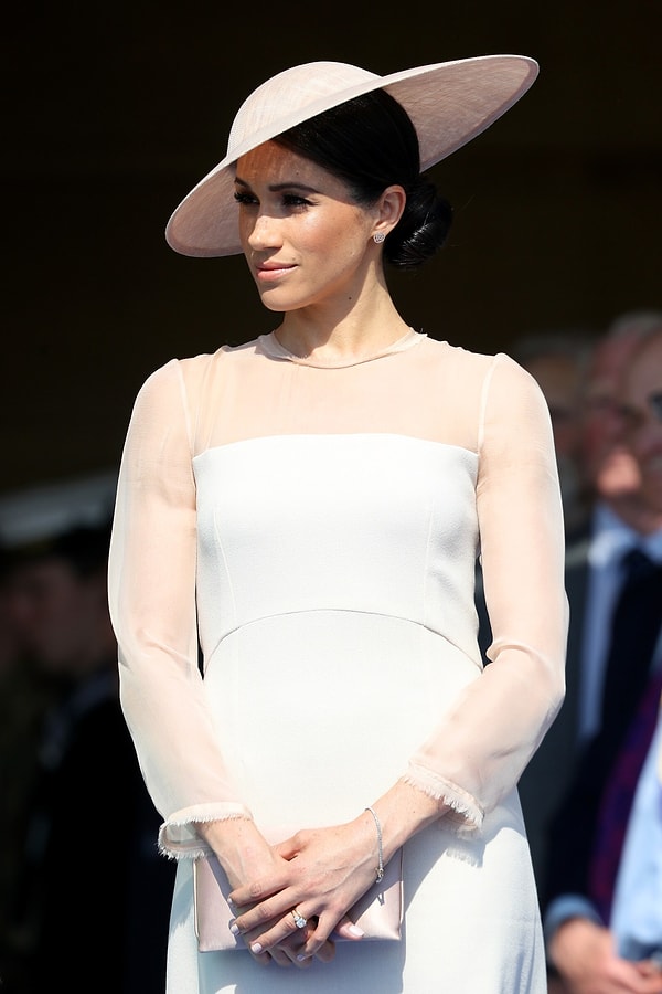 4. Meghan Markle resmi bir etkinliğe sütyensiz katıldı.