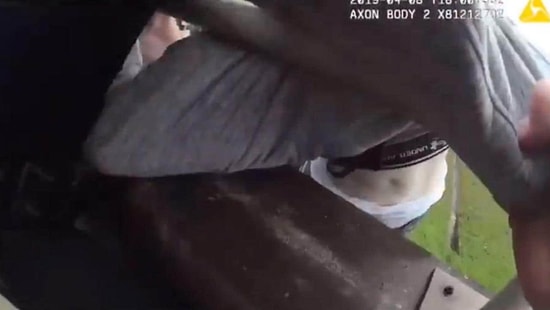 Köprüden Atlayan Kişiyi Son Anda Bacağından Yakalayan Polis