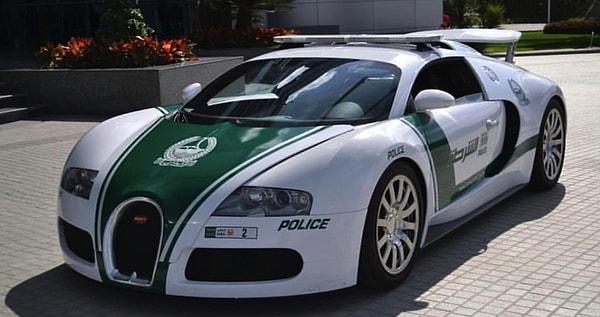 3. Dubai'de polislerden kaçabilmeniz için arabanızın oldukça hızlı olması gerekir...Mümkün olduğunca çok hızlı...