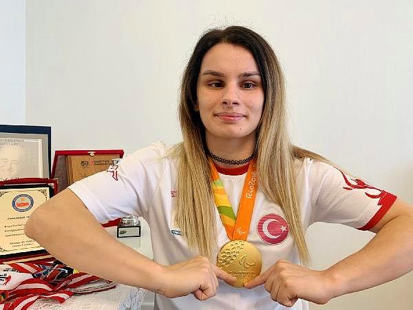 2. 2016 Paralimpik Oyunları’nda altın madalya kazanan Goalball Milli Takım oyuncumuz Gülşah Düzgün, hem bir anne hem de hayallerinden vazgeçmeyen azimli bir kadın.