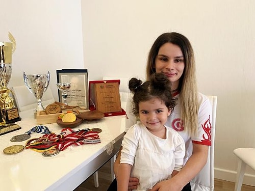 2016 Paralimpik Oyunları’nda altın madalya kazanan Goalball Milli Takım oyuncumuz Gülşah Düzgün, hem bir anne hem de hayallerinden vazgeçmeyen azimli bir kadın.