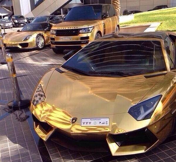 14. Altın kaplama arabalar Dubai'nin bitki örtüsüdür.