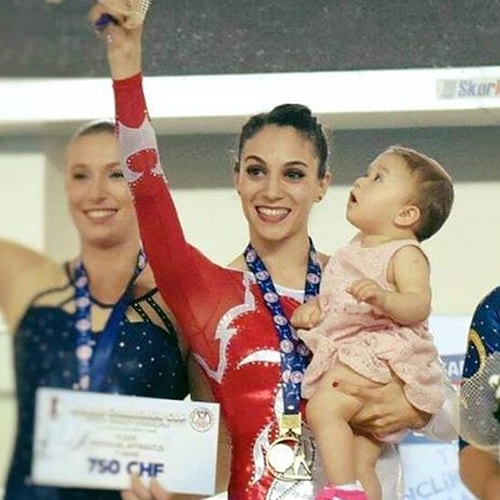 Bebeği doğduktan 11 ay sonra spora muhteşem bir dönüş yapan Göksu Üçtaş Şanlı, katıldığı ilk organizasyon olan Mersin World Challenge Cup – Kadınlar Yer Hareketleri’nde altın madalyanın sahibi oldu.