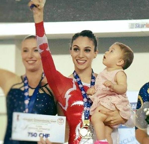 6. Bebeği doğduktan 11 ay sonra spora muhteşem bir dönüş yapan Göksu Üçtaş Şanlı, katıldığı ilk organizasyon olan Mersin World Challenge Cup – Kadınlar Yer Hareketleri’nde altın madalyanın sahibi oldu.