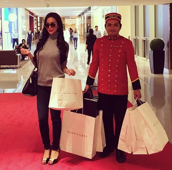 18. Dubai'de bir alışveriş merkezinde gezerken poşetlerinizi taşımaya yardım eden asistanlar bulabilirsiniz.