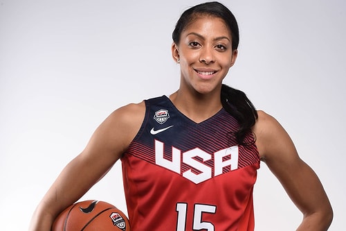 Basketbol severlerin yakından tanıdığı Candace Parker da hem annelik yapıp hem de kariyerinde emin adımlarla yürüyor.
