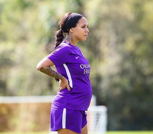 5.5 aylık hamileyken antreman esnasında çekilen fotoğrafı ile adından çokça söz ettiren futbolcu Sydney Leroux, çocukları ile yaptığı instagram paylaşımlarıyla da tebessüm ettiriyor.