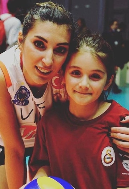 Türkiye'de voleybolu birçok insana sevdiren, genç kızların birer voleybolcu olmasında rol model olan Neslihan Demir, anne olduktan sonra da voleybola devam ederek hem anne olup hem de kariyerinde parlayabileceğini gösteren en güzel örneklerden biri.