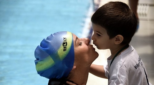 Su altında nefessiz şekilde 81 metre yürüyerek dünya rekoru kıran Bilge Çingigiray, rekor sırasında oğlunun desteğini de görmüş sporcu annelerimizden biri.