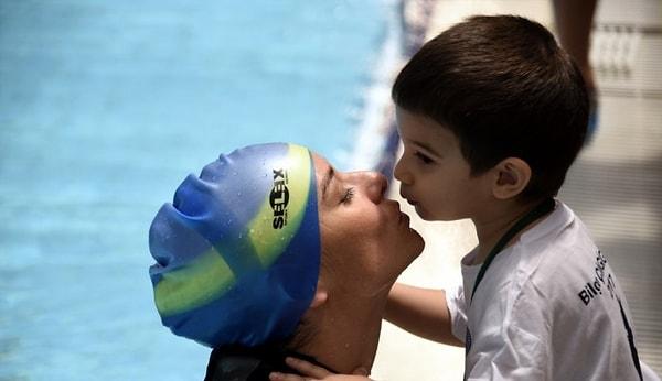 8. Su altında nefessiz şekilde 81 metre yürüyerek dünya rekoru kıran Bilge Çingigiray, rekor sırasında oğlunun desteğini de görmüş sporcu annelerimizden biri.