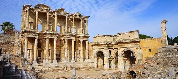1956 - Efes'te 1926'dan beri sürdürülen arkeolojik kazılarda, Prytaneion adı verilen bölümde, dünyaca ünlü Artemis heykeli gün ışığına çıkarıldı.