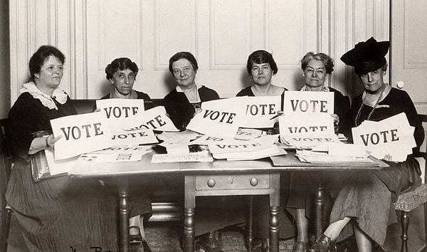 1893 - Yeni Zelanda Kolonisi, kadınlara oy hakkı tanıyan ilk ulus oldu. Bu atılımın öncüsü, 1866'da kadın hareketini başlatan Kate Sheppard idi.