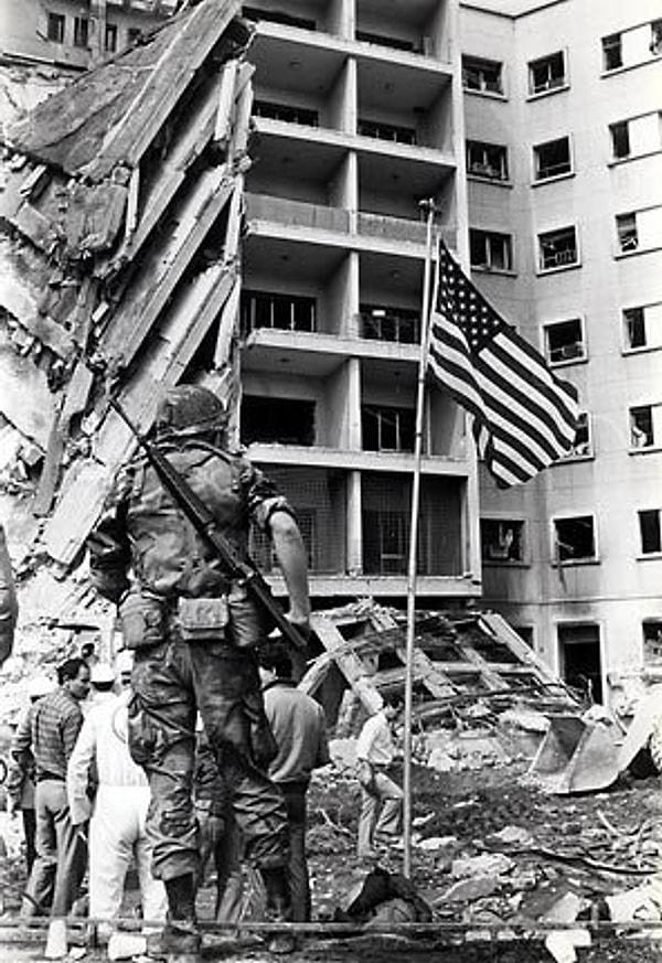 1984 - Beyrut'ta ABD elçiliğine patlayıcı yüklü kamyonla intihar saldırısı yapıldı; 22 kişi öldü.