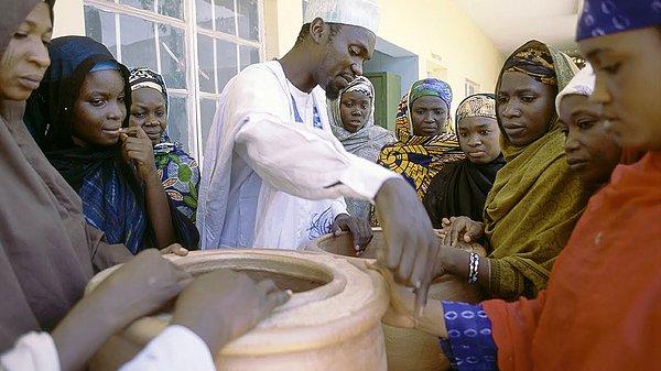 Mohammed Bah Abba isimli Nijeryalı bir öğretmen, 90’lı yıllarda bu saydığımız malzemeleri kullanarak doğal  soğutma sistemi geliştirdi.