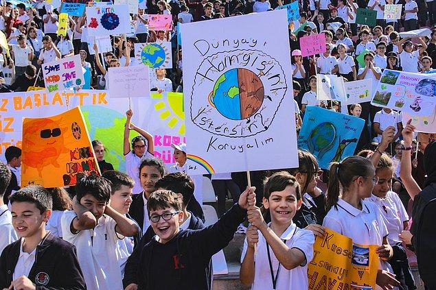 Ankara'da TED'e bağlı okullardan yaklaşık 6 bin öğrenci, küresel iklim değişikliği ve zararlarına karşı farkındalık eylemi yaptı.