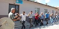 Köyde Telefonlar İnternete Girmeye Başlayınca Davul Zurna ile Kutlayan İnsanlar
