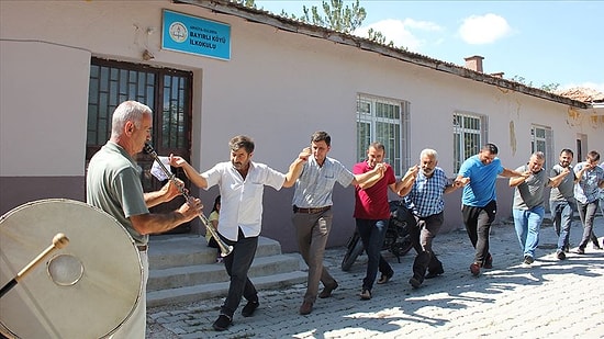 Köyde Telefonlar İnternete Girmeye Başlayınca Davul Zurna ile Kutlayan İnsanlar