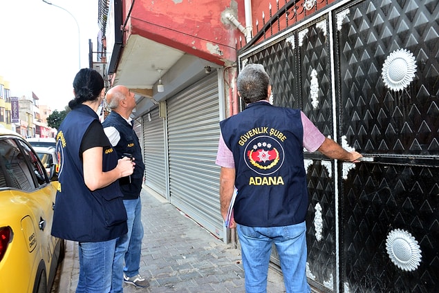 Provokatör paylaşımlarda bulunduğu öne sürülen kişiler, Güvenlik Şube Müdürlüğü ekiplerince gece saatlerinde tek tek tespit edildi.