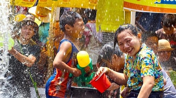 3. Tayland'da yapılan Thai Water Festival'de ıslanmama ihtimaliniz yok.