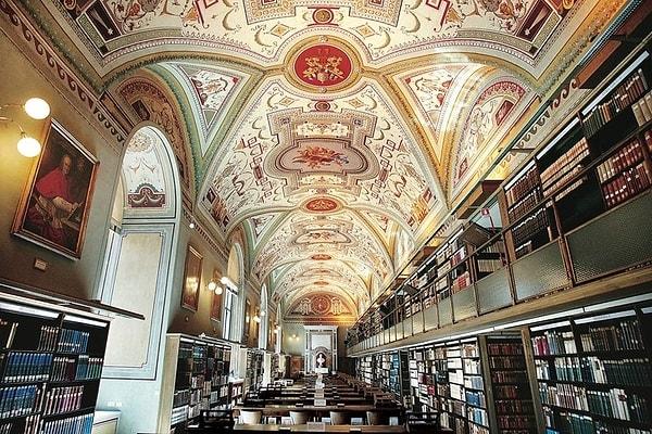 13. Vatikan Apostolik Kütüphanesi'nde 1 milyondan fazla kitap var.