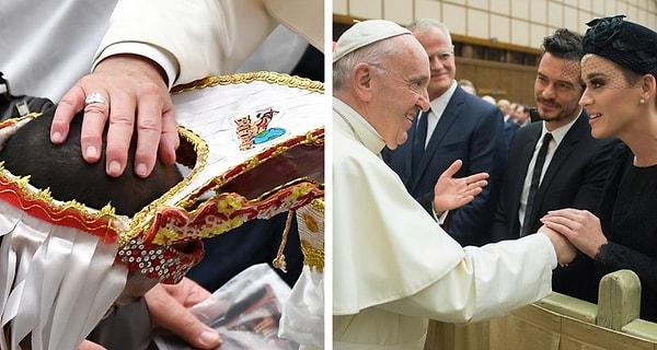 15. Dünyanın dört bir yanındaki Katolikler Papa'nın elini öpmeyi hayal ediyorlar.