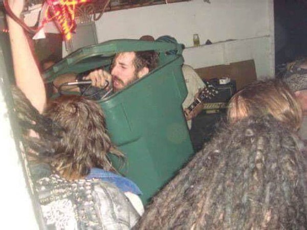 14. Вот еще несколько фотографий, где происходит черт пойми что :)