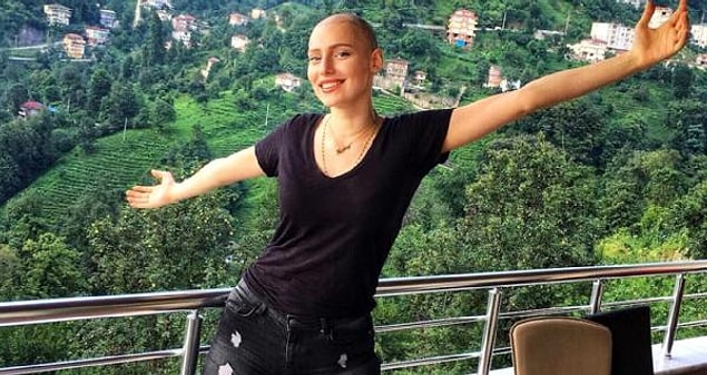 Tedavi sürecinde yaşadıklarını paylaşan ve verdiği mücadele ile kanserle savaşın simgesi haline gelen Tay, henüz 19 yaşındayken sol bacağını kaybetmişti.