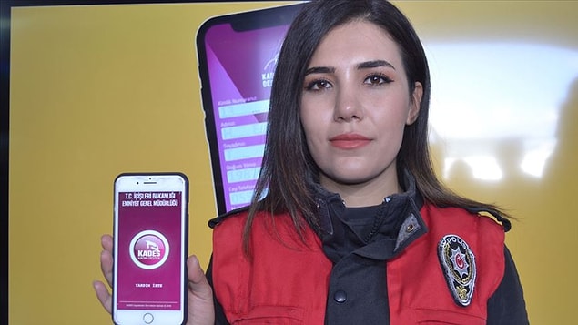 KADES, şiddet mağduru kadınların cihaz konum bilgisini açarak bir tuşla polise ihbarda bulunmalarını sağlıyor.