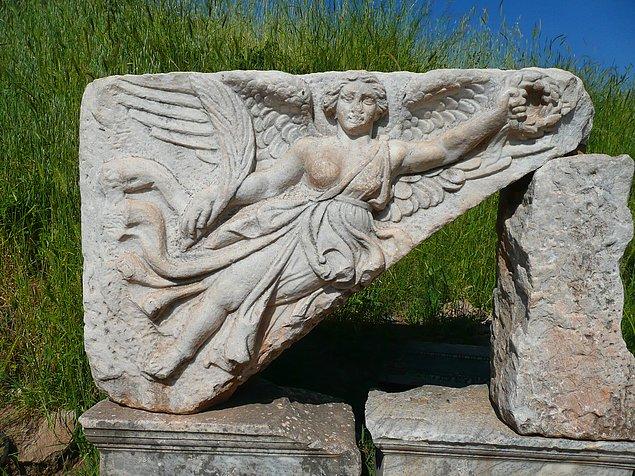 2. Yunan mitolojisinden, hatta Efes'te görülebilecek eserleriyle bir Tanrı ve bir marka: Nike.