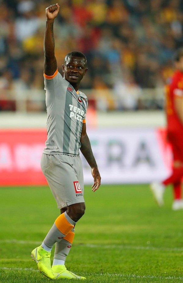 Galatasaray'ın bu sezonki ilk kafa golünü kaydeden Fildişi Sahilli oyuncu, sarı kırmızılı formayla da ilk golünü atmış oldu.