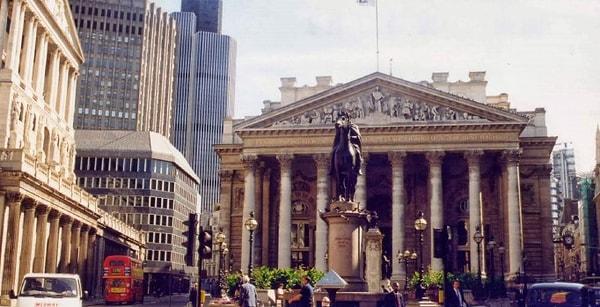 1931 - Ekonomik kriz nedeniyle iki gün kapalı kalan Londra Borsası yeniden açıldı.