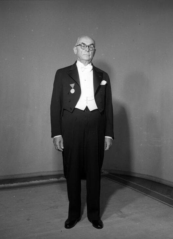 1960 - Yassıada'da tutuklu bulunan eski Cumhurbaşkanı Celâl Bayar, intihar girişiminde bulundu. Bayar, nöbetçi teğmen tarafından kurtarıldı.