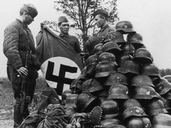 1939 - Nazi Almanyası ve SSCB, işgal ettikleri Polonya'yı paylaştıkları bir protokol imzaladı.