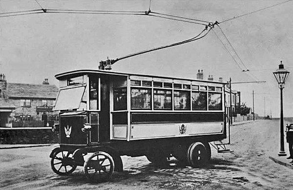 1885 - Dünyanın ilk elektrikli tramvay hattı Birleşik Krallık'nın Londra kentinde faaliyete geçti.