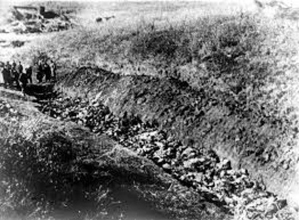 1941 - Kiev'de Nazilerin Babi Yar katliamı başladı. İki günde 33.771 Yahudi öldürüldü.
