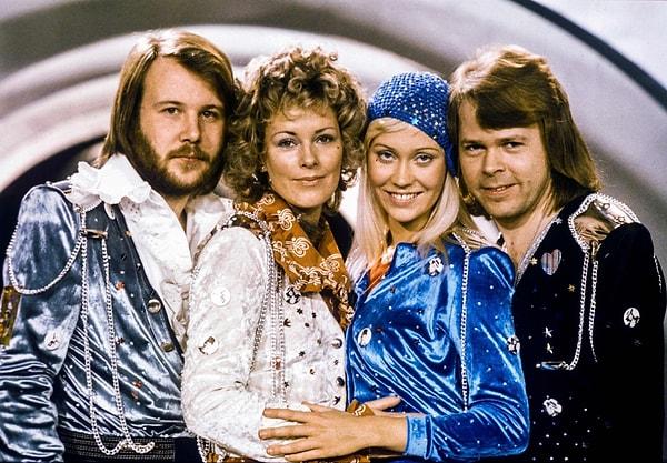 1. 2000 yılında yeniden birleşerek 100 konserlik bir tura çıkmaları karşılığında 1 milyar dolar teklif edilen ABBA, bu teklifi reddetmiştir.