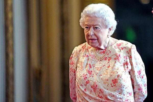 15. Kraliçe Elizabeth pasaport kullanmaz. Bütün Britanya pasaportları onun adına olduğu için, Kraliçe olduğunu söylemesi yeterlidir.