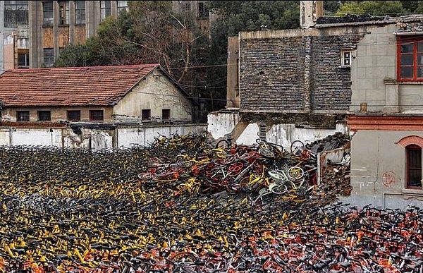 Burası Çin'de bulunan bir bisiklet mezarlığı...
