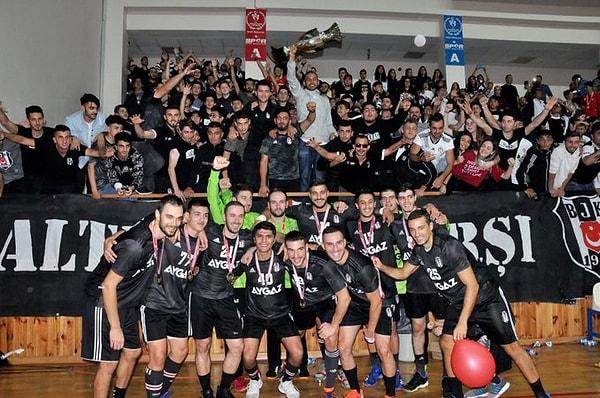 Hentbolda Erkekler Süper Kupa'yı Beykoz Belediyespor'u 29-27 yenen Beşiktaş Aygaz kazandı.