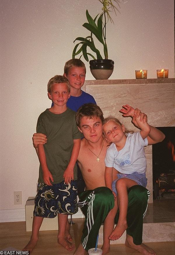 24. Kuzenleriyle oyun oynayan Leonardo DiCaprio, 1999