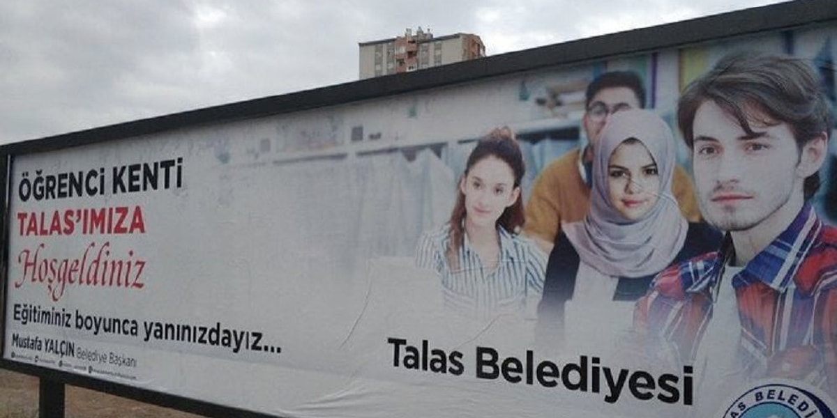 Kayseri De Photoshoplu Billboard Talas Belediyesi Unlu Yildiz Selena Gomez E Basortusu Takti Onedio Com