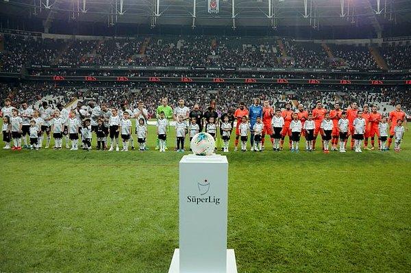 Siyah - Beyazlılar 81. dakikada penaltı kazandı. VAR incelemesi sonrası penaltı kararı verilirken Beşiktaş maçta 1-1'lik eşitliği sağladı.